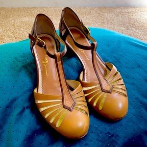 Stunning SAINT SAVOY T-straps -Genuine Leather